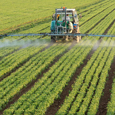Largage de pesticide par un tracteur