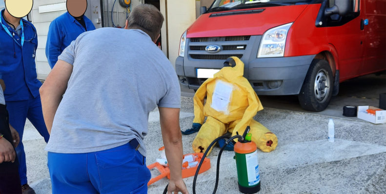 La première urgence en cas de projection de produit chimique