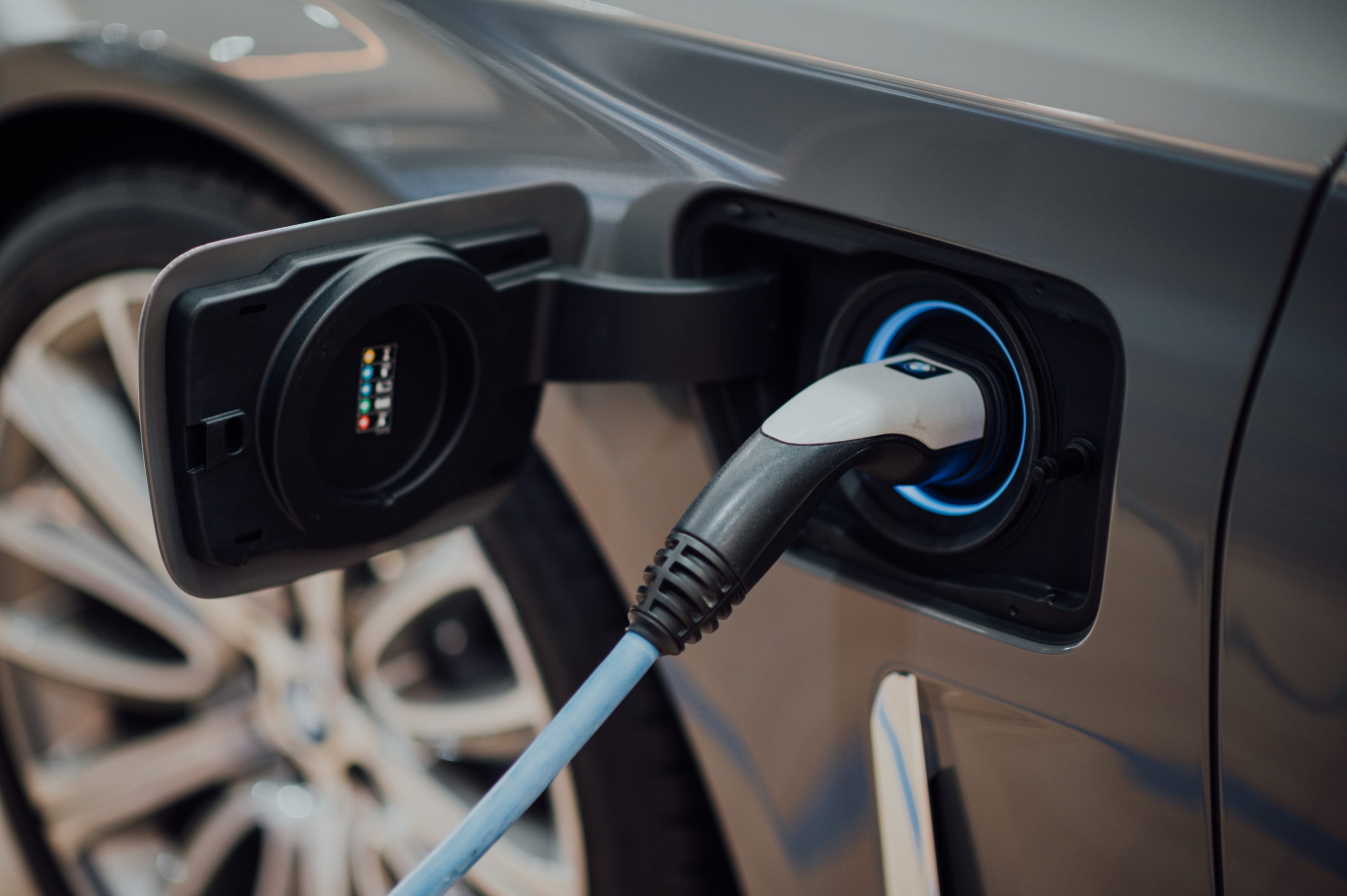 Konzentrieren sie sich auf die überprüfung der progressiven tragbaren  hologrammuhr auf den status der ev-autobatterie